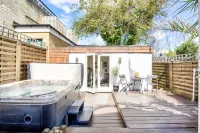 Stunning 4 Bedroom House - Hot tub+Gym - Sleeps upto 8 -Escape London, in London