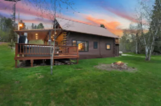 Circle J Lodge, Relaxing pet friendly cabin at Terry Peak with new hot tub!