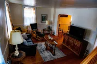 Spacious Home a mile away of York expo center with free parking lot.