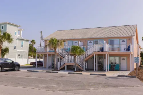 Beach Condo & Pool Relaxing Getaway! Short Stride to Beach, Pet Friendly. Unit 5