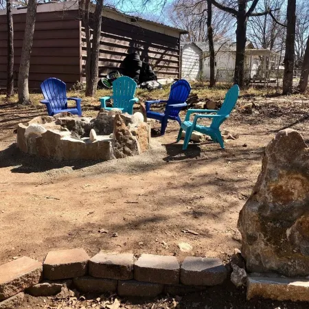 Charming cozy lake cabin, 300 yds from Lake Texoma beach, fishing, boat ramp!