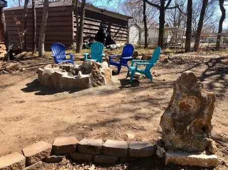 Charming cozy lake cabin, 300 yds from Lake Texoma beach, fishing, boat ramp!