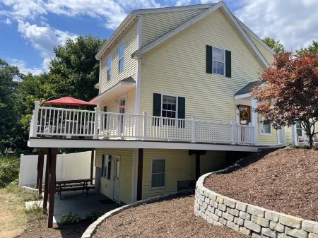 Newly renovated, spacious, clean, 3-bedroom home. Отели рядом с достопримечательностью «The Mill Works»