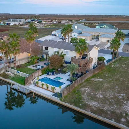 Townhome on the Water, Green Light Fishing, Pool, Arcade Machines, Sleeps 8 Отели рядом с достопримечательностью «Пирс Боба Холла»