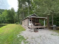 Pondside cabin next to a river with kitchen and bath. Kid/Pet Friendly. Roku TV