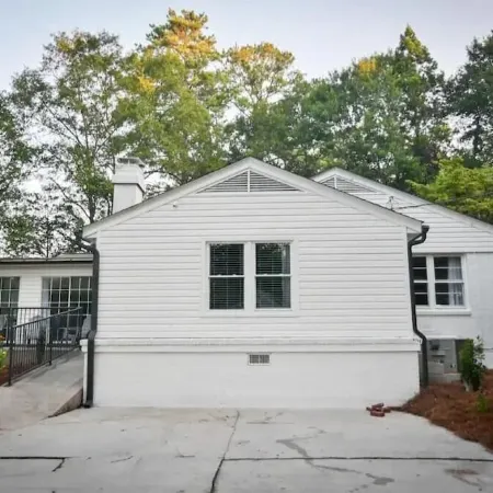 Spacious, Town Square, Theatre Room! 4 bed / 2 bath Private Home on town square