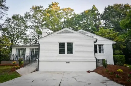 Spacious, Town Square, Theatre Room! 4 bed / 2 bath Private Home on town square