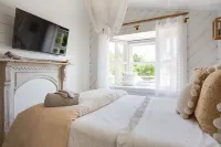 The Emerald Cottage - renovated 1950s beach cottage one block to beach , hot tub