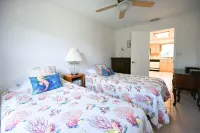 Blue Pearl-Close to Beach, Screened Porch, Club, Courtesy Golf Cart for 4.