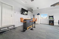 ISLAND OASIS - Immaculate & Newer 3BR/3BA home + GAME ROOM. Ice Fishing/Skiing++