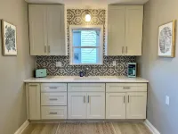 Adorable little beach house by the Surf Ballroom! Hotels in Clear Lake