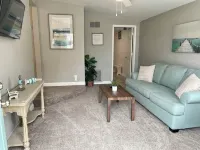 Adorable little beach house by the Surf Ballroom! Hotels in Clear Lake