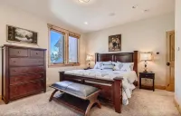 Beautiful 3 bedroom with private hot tub, walkable to town and trails