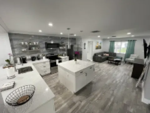 Paradise Palms Beach house with HEATED POOL🏖🌅🐬