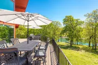 Cedar Cove -Private Lake Front + Hot Tub -5 min to Branson Strip -Dogs ok w/fee! Hotel a Sunset Cove Township