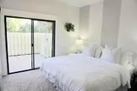 : Sandy Feet Retreat: Walk to the Beach! :