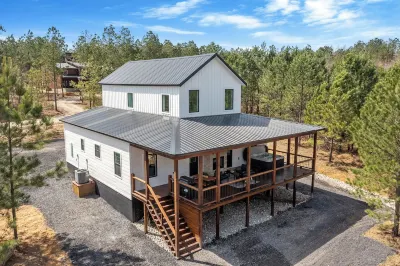 Family Cabin - Private Backyard Oasis - Hot Tub - Fire Pit - Playset- Air Hockey
