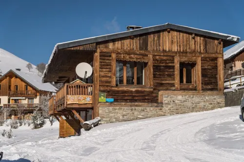 House 8 people comfortably 150m from the slopes - Linen included