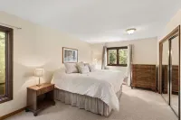 Apres’ Ski here. Location,location. Spacious,clean,well appointed home. Hot tub.