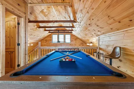 Ridge Top Cabin Retreat w/ Hot Tub & Game Room