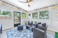 Beautiful 3-Bedroom House with Heated Pool and e-Bikes Near Siesta Key Beach