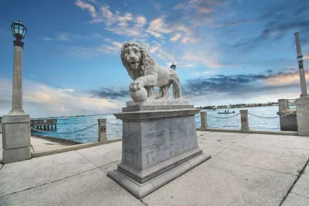 Cozy St. Augustine Hideaway Minutes from Downtown Отели рядом с достопримечательностью «St. Augustine Premium Outlets»