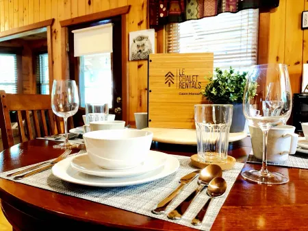 ★ Smokies Cabin Tree House Retreat, Pet-Friendly ★ Отели рядом с достопримечательностью «Зоопарк Рейнфорест Адвенчерс»