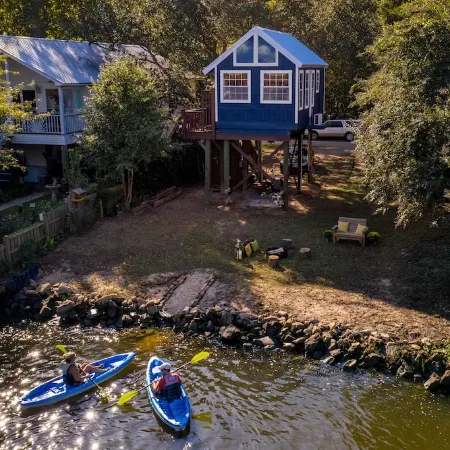 Bass-KIN on the RIver-Tiny House in F'Hope-Waterfront-Kayaks-38Min to Gulf
