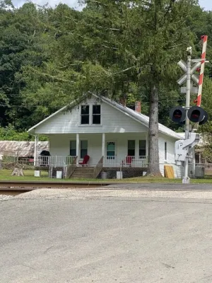 Cute Bungalow in NewRiver Gorge National Park(sleeps 6, pet friendly)