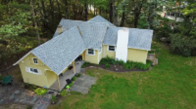 Linny’s Lake House with Dock Hotels in Southwick