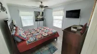Moo Manor, 10 Mins from downtown Mayberry Hotels near Surry Community College