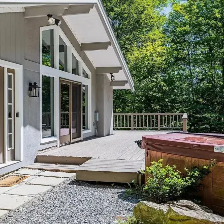 Shuttle to Village/lifts5 miles to base! Cozy Chalet!