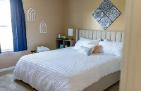 4 Bed, 2.5 Bath, 3 KING BEDS on a Private Lake with Dock!  Family Friendly Hotels in Crittenden