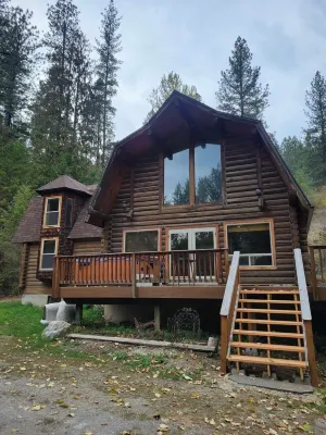 Cozy, rustic private cabin in the woods! Skip to the river & CDA bike trail!