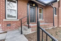 Tudor on Austin Ave - HOT TUB - 5 mins to Silos & McLane Stadium