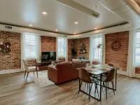 ★ Thompson Place: Premier Modern Downtown 2BR Loft
