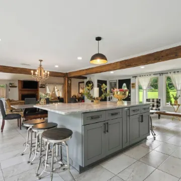 》Breathtaking Lakefront Luxury •Game Room+ Waterfront Fire Pit 4Br Sleeps 10《