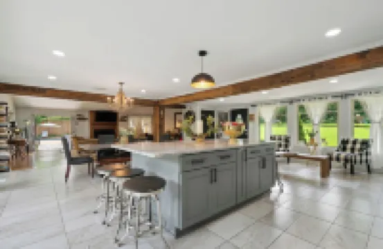 》Breathtaking Lakefront Luxury •Game Room+ Waterfront Fire Pit 4Br Sleeps 10《