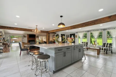 》Breathtaking Lake WaterFront Home Retreat w Pool《