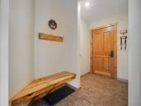 Slope Views, Cozy 2 King Beds, Pinball, Short 5 minute Walk to Everything!