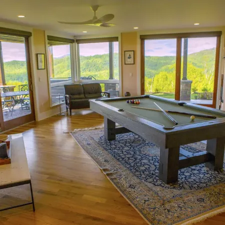 8000sf Luxurious Estate with Majestic Mountain Views Black Mountain / Asheville