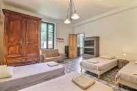 Superb Maison de Maître in Provence with infinity poolXXL and bicycles Chateau de Beaucaire附近的飯店