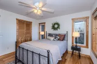 Spectacular views minutes from Bryson City, fire pit and brand new hot tub!