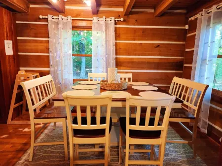 Taurina Cabin-Nestled in nature and tranquility.New updated indoor hot tub.