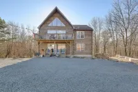 Luxe Cabin: Pvt Lake, Hot Tub, Fire Pit, BBQ