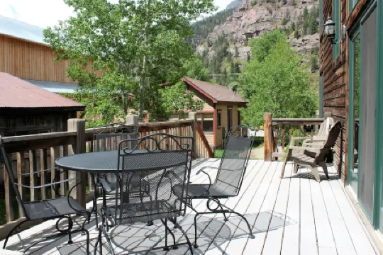 Large Home1blk to Hot Springs Pool, wraparound deck, Cinema Room, parking for 7