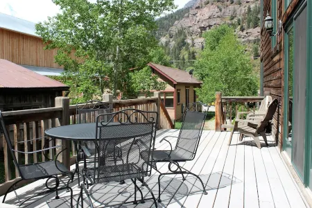 Large Home1blk to Hot Springs Pool, wraparound deck, Cinema Room, parking for 7