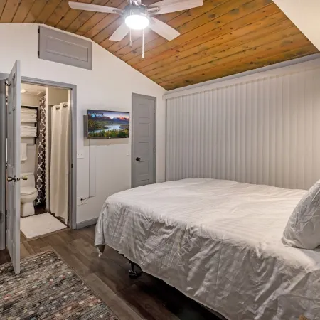 Cabin By The Lake centrally located, full kitchen, washer & dryer