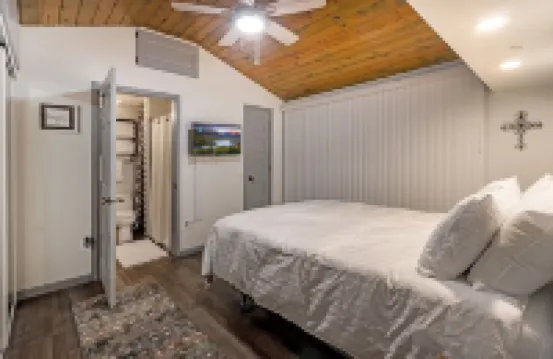Cabin By The Lake centrally located, full kitchen, washer & dryer