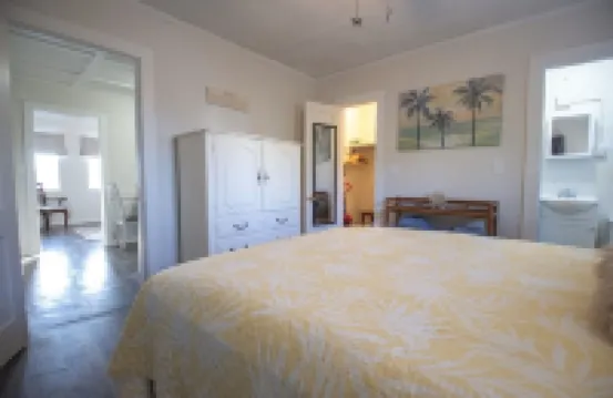 Cozy get-away within walking distances to bars, restaurants and the water front!